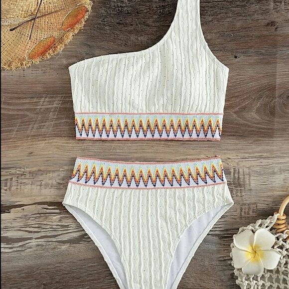 Bikini    - Picture 9 of 11